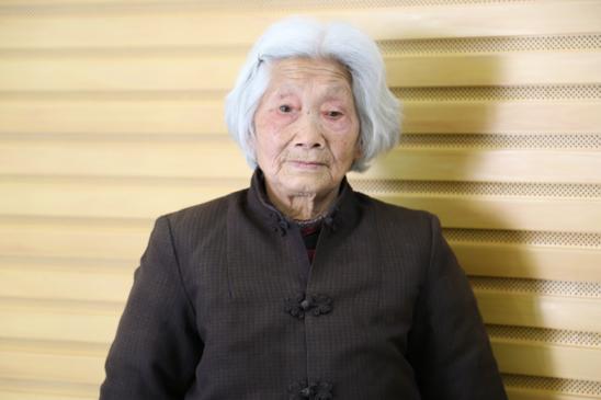 DƬ